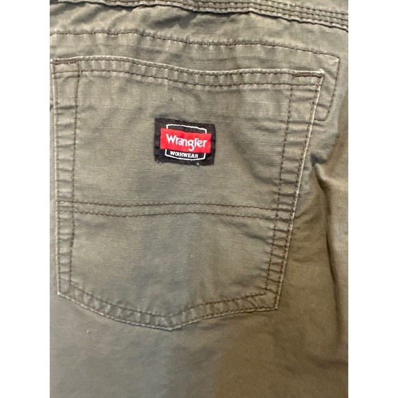 Wrangler Workwear Olive Green Utility Shorts Men's Size 36 Relaxed Fit - Picture 4 of 6